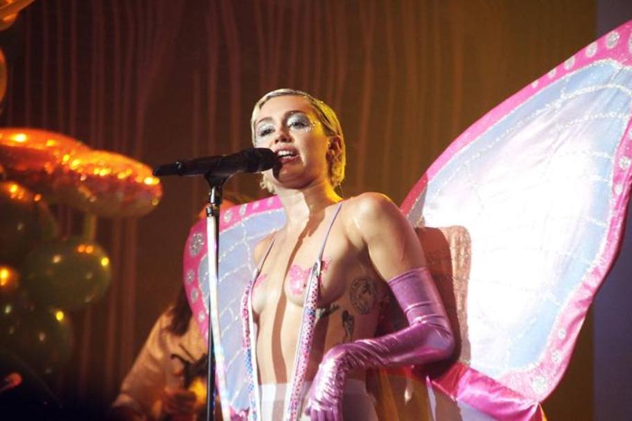 Miley Cyrus, mostra le sue grazie in concerto, all&#39;Adult  Swim di New York (Olycom)